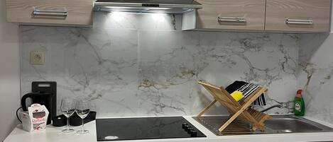 Fridge, oven, stovetop, electric kettle