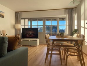 Smart TV, libros y estéreo 