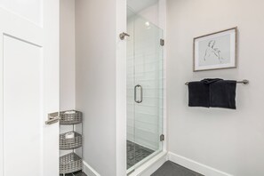 Dusche, Haartrockner, Handtücher, Seife