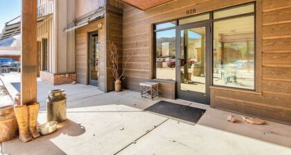 Modern studio with huge balcony overlooking main street in Grand Lake
