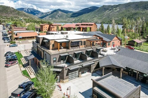 Modern studio with huge balcony overlooking main street in Grand Lake