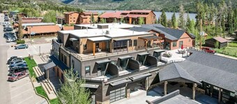 Modern studio with huge balcony overlooking main street in Grand Lake