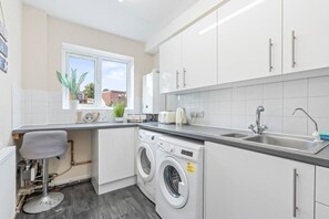 Fridge, microwave, oven, toaster - Inviting Urban Apartment in Croydon (Greater London)