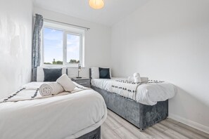 2 bedrooms, desk, WiFi, bed sheets
