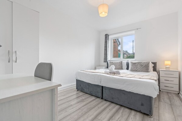 2 bedrooms, desk, WiFi, bed sheets