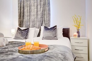 2 bedrooms, desk, WiFi, bed sheets