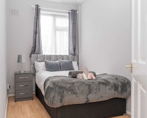 2 bedrooms, desk, iron/ironing board, WiFi