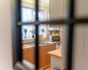 Geladeira, micro-ondas, fogão, torradeira