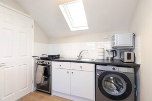 Kjøleskap, mikrobølgeovn, ovn og brødrister