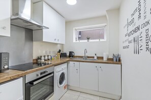 Fridge, microwave, oven, stovetop - Cosy 2 Bed, Gatwick Airport (Surrey)
