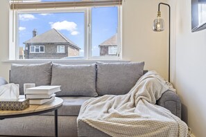 Smart TV - Cosy 2 Bed, Gatwick Airport (Surrey)