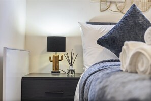 2 bedrooms, iron/ironing board, travel cot, free WiFi - Cosy 2 Bed, Gatwick Airport (Surrey)