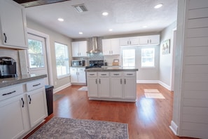 Fridge, microwave, oven, stovetop - Lemonade Acres: Country Charm Made Convenient! (Ocala)