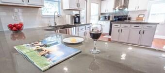 Lemonade Acres: Country Charm Made Convenient!