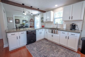 Fridge, microwave, oven, stovetop - Lemonade Acres: Country Charm Made Convenient! (Ocala)