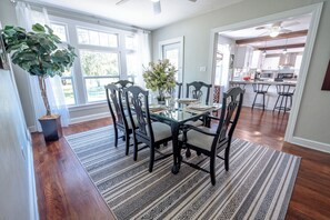 Dining - Lemonade Acres: Country Charm Made Convenient! (Ocala)
