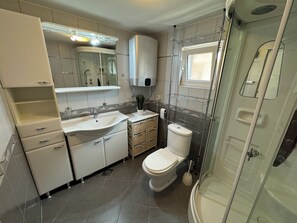 Dusche, Haartrockner, Handtücher, Seife