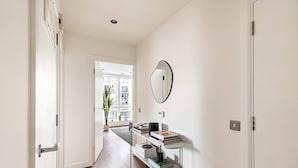 Basic Apartment | Interior - Stylish and Sleek East London Retreat (London)