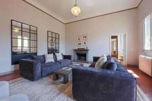 Smart TV, fireplace, books - Palazzo Lungarno Luxurious 4-Bedroom Penthouse with Terrace in Central Florence (Firenze)