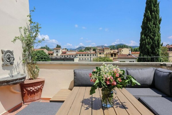 Property grounds - Palazzo Lungarno Luxurious 4-Bedroom Penthouse with Terrace in Central Florence (Firenze)