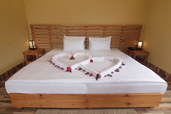 Escritorio, espacio para trabajar con laptop y wifi gratis