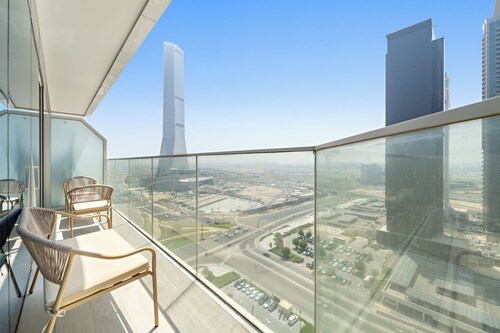 Sleek & Stylish 1BR w Gym & Pool, 10 MIN JBR Beach