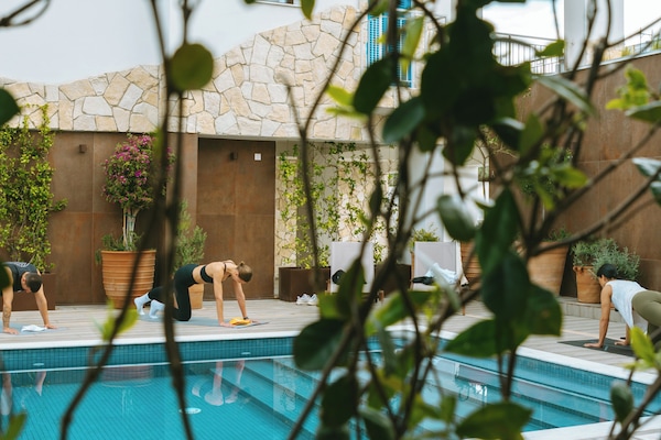 Exercise/lap pool