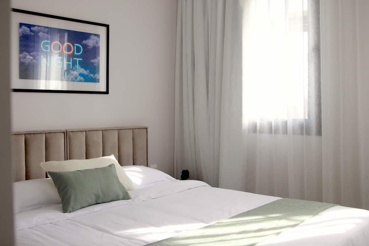 3 bedrooms, Egyptian cotton sheets, premium bedding, down comforters
