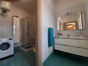 Dutxa, bidet, tovalloles i sabó 