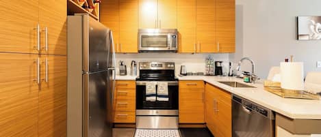 Microondas, horno, parrilla de estufa y lavavajillas