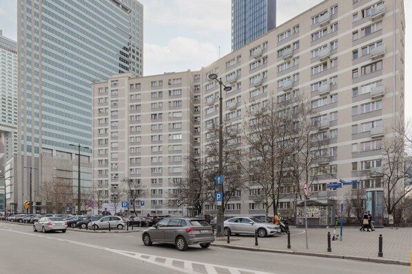 Parking - City Center Warsaw Apartment by Renters (Warsaw)