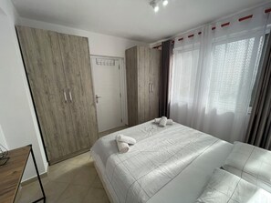 1 dormitorio, escritorio, tabla de planchar con plancha y wifi
