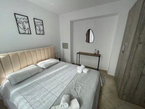 1 dormitorio, escritorio, tabla de planchar con plancha y wifi