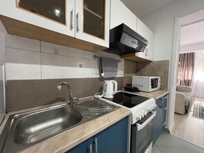 Kjøleskap, mikrobølgeovn, ovn og kokeplater