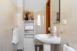 Een douche, een haardroger, handdoeken