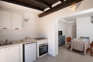 Refrigerador, horno, utensilios de cocina, mesa de comedor