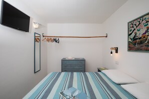 Tabla de planchar con plancha y ropa de cama