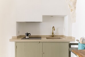 Kühlschrank, Kochgeschirr/Geschirr/Besteck, Esstisch