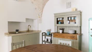 Frigorífico, utensilios de cocina y mesa de comedor
