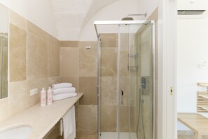 Dusche, Haartrockner, Bidet, Handtücher