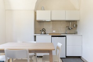 Kühlschrank, Kochgeschirr/Geschirr/Besteck, Esstisch