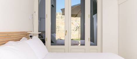 واي فاي مجانًا وملاءات أسرّة