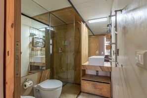 Douche, sèche-cheveux, serviettes fournies