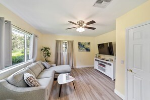 Smart-TV, Videospiele, Tischtennisplatte