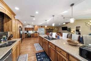 Fridge, microwave, oven, stovetop - Charming 3-bedroom 5 min from WEC (Ocala)