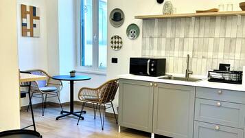 Minijääkaappi, mikroaaltouuni, keittoastiat/astiat/ruokailuvälineet