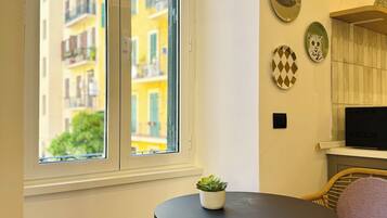 Mini réfrigérateur, micro-ondes