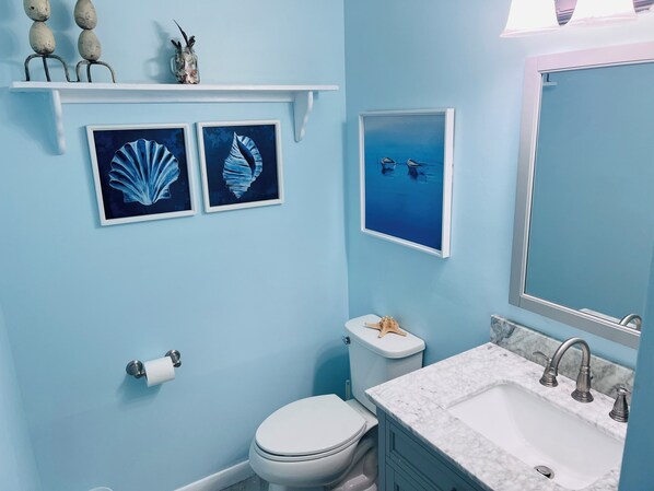 Secador de cabelo, toalhas de banho, sabonete, shampoo