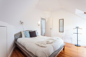 2 habitaciones, escritorio y tabla de planchar con plancha 