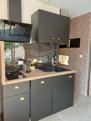 Fridge, microwave, stovetop, dishwasher